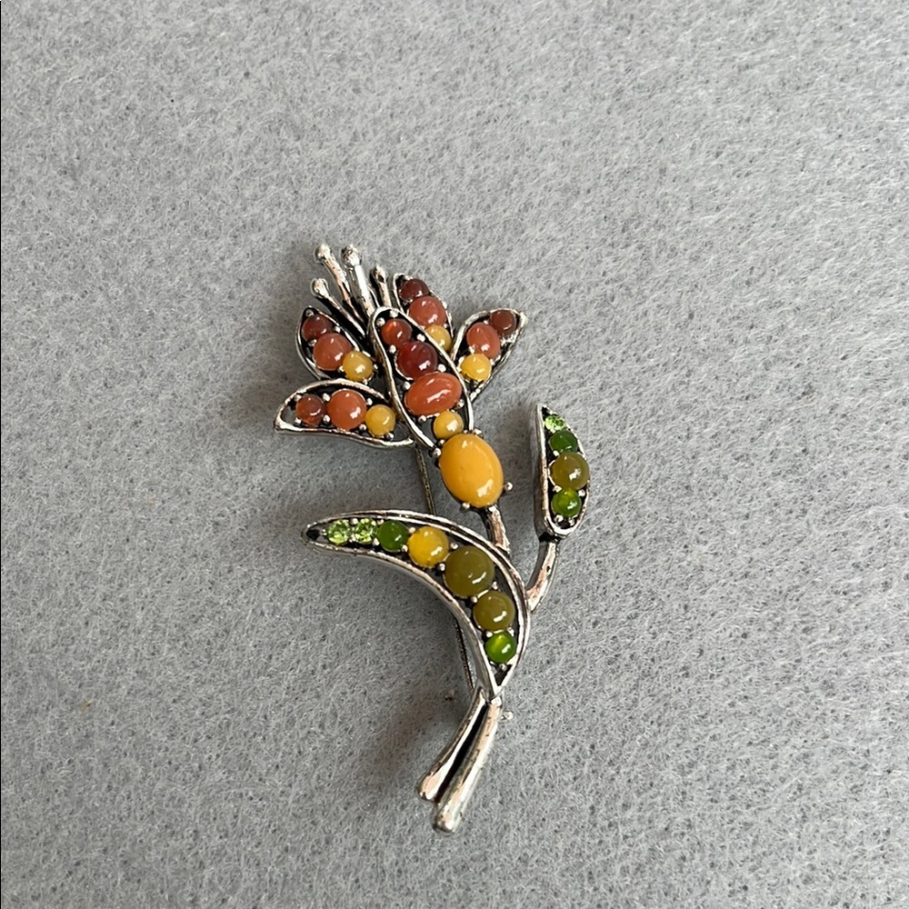 Chic Floral Brooch with Vibrant Accents